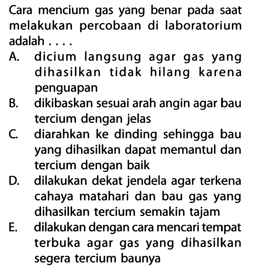 Cara mencium gas yang benar pada saat melakukan percobaan di laboratorium adalah ....

